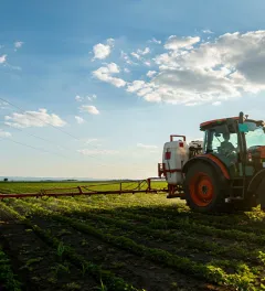 Trator num campo agrícola